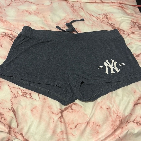 NY Yankees shorts - Picture 1 of 1